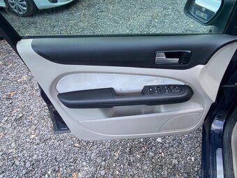 Ford Focus 1.6i 85kW Ghia klima tempomat 2005 - 19