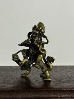 4 starožitné Tibetské bronzové sošky na originálnom drevenom - 19