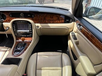 Jaguar XJ8 - 19