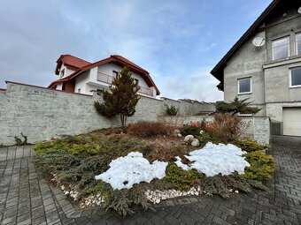 Moderný rodinný dom v tichej ulici s nádherným pozemkom - 19