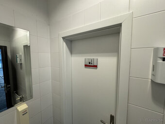 Prenájom rožného prízemného obchodného priestoru 241 m2 na p - 19