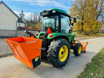 Komunální traktor JOHN DEERE 4720. - 19