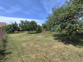 RD v HLOHOVCI - tichá lokalita, rovinatý, oplotený pozemok - 19