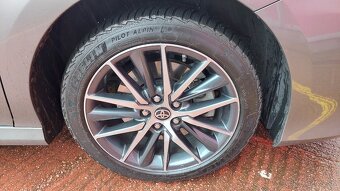 Toyota Camry 2.5 hybrid 131kW e-CVT Executive - 19