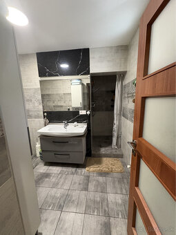 Znížená cena:  prerobený 5 + 1 izbový rodinný dom s priestra - 19