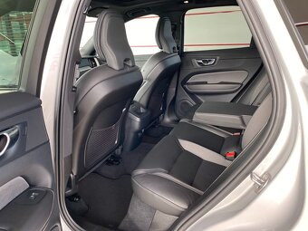 Volvo XC60 B4 145kW AWD Geartronic Plus Dark - 19