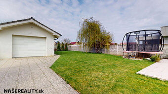 Na predaj: Moderný 5-izbový rodinný dom s bazénom, záhradou  - 19