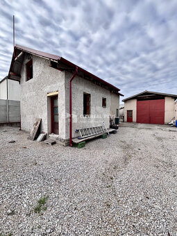 Ponúkame Vám na predaj rodinný dom s veľkým pozemkom v meste - 19