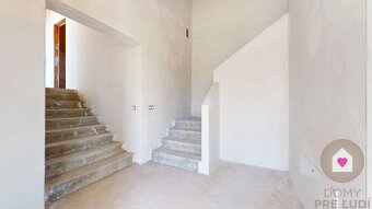 6 IZBOVÝ RD S DVOJGARÁŽOU A BAZÉNOM - ÚP 240 m2, POZEMOK 105 - 19