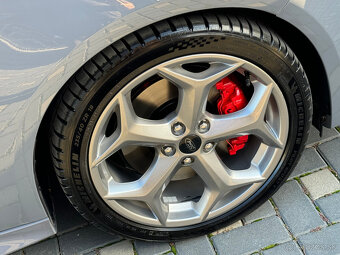 Ford Focus Kombi 2.0 ST Edition Swiss 250PS - 19