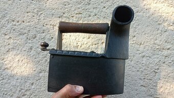 Stará orig. atypická žehlička s komínem. Zdobena - 19