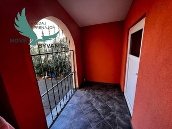 Na predaj dom s 3 apartmánmi len 250m od mora, Chorvátsko -  - 19
