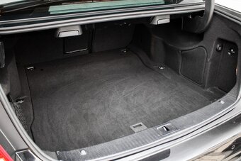 Mercedes Benz E400 sedan - 19