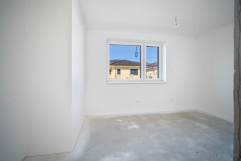 Novostavba- Bungalov s pekným výhľadom na Smolenický  zámok - 19