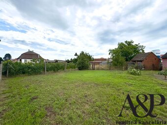 RODINNÝ DOM S GARÁŽOU, LETNOU KUCHYŇOU A POZEMKOM 1130M2, SE - 19