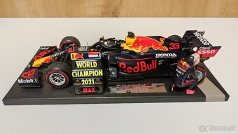 Max Verstappen 1:18 s figurkou - prvy titul Abu Dhabi 2021 - 19