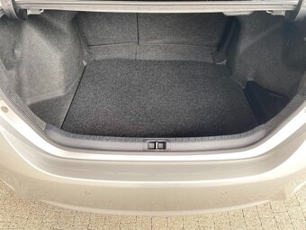 Toyota Corolla 1.6 Valvematic 97kW sedan - 19