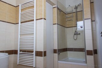 Dom s bazénom, dvojgarážou, veľkou terasou pri Žiline - 19