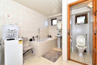 Rodinný dom s dvoma bytmi, 2 garáže, záhrada, bazén, DS - 19