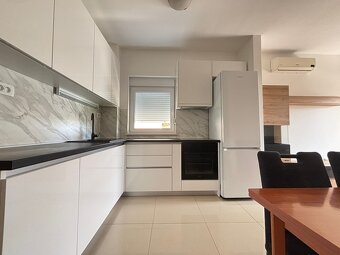 Zariadený 2,5 izbový apartmán s veľkou terasou / Chorvátsko - 19