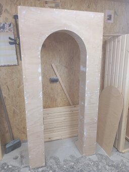 Drevené rekvizity, paravany a pódia.
 - 19