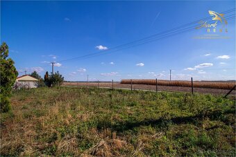 Na predaj 6-izbový rodinný dom s veľkým pozemkom v Komjatici - 19