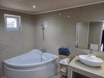 Zrekonštruovaný dom s krásnym interiérom- ihneď k bývaniu - 19