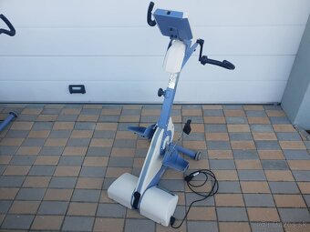 rehabilitačný bicykel na ruky nohy pre ZTP vozičkarov - 19
