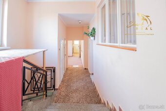 Čiastočne zrekonštruovaný dom vo výbornej lokalite s garážou - 19