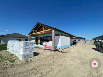 Krásny 4 izbový RD bungalov 114,25 m2 na pozemku 494 a 533 m - 19