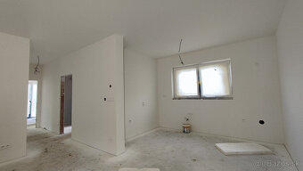 4 izbový rodinný dom obklopený zeleňou, iba s 1 susedom a ná - 19