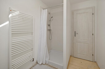 Poctivo zrekonštruovaný dom s pôvodnými prvkami v Hrachovišt - 19