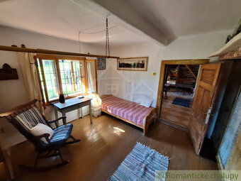 Tradičná zrekonštruovaná drevenica na okraji obce Nesluša. - 19