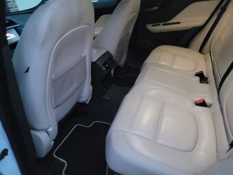 Predám SUV Jaguar F-PACE 2,0 d, 4/2017, automat 4x4 - 19
