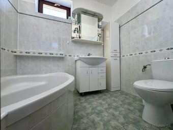 Na predaj komfortný 6-izbový rodinný dom s garážou - 19