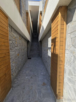 EXKLUZÍVNE Priestranný a zariadený 2-izbový apartmán v rez - 19