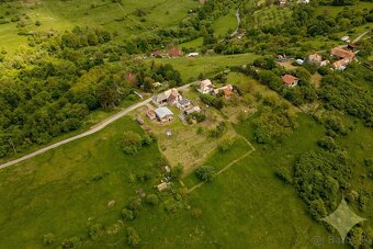 Exkluzívne na predaj gazdovský rodinný dom s pozemkom o rozl - 19