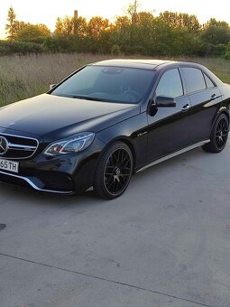 Mercedes Benz E400 AMG 4matic benzín - 19