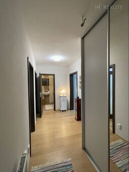 Slnečný 2 izbový byt 64 m2 + 5 m2 balkón, parkovacie státie, - 19
