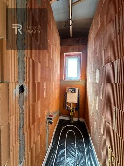 TRNAVA REALITY - Postavený RD s prístreškom a terasou, obec  - 19