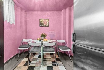 REMAX ponúka na predaj rodinný dom s dvomi bytovými jednotka - 19