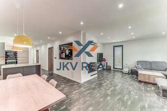 Moderný 5-izbový rodinný dom s bazénom, altánkom a záhradou  - 19