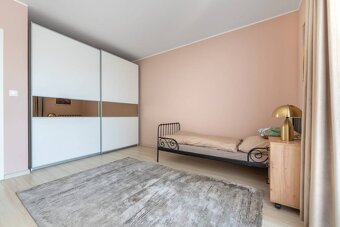 Moderný 5-izbový rodinný dom s bazénom a veľkou terasou v Tr - 19