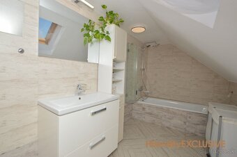 EXKLUZÍVNE - Predaj priestranného RD v starej časti Rajky - 19