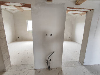 Rozostavaný 4 izbový rodinný dom na veľkorysom pozemku 1050  - 19