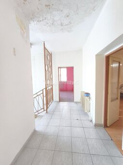 Priestranný ,slnečný rodinný dom v pôvodnom stave , vhodný n - 19