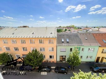 Výnimočný 3-izbový byt s veľkou presklenou terasou v srdci P - 19