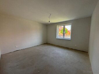 Rodinný dom s krásnym slnečným pozemkom o výmere 950 m2 v Bá - 19