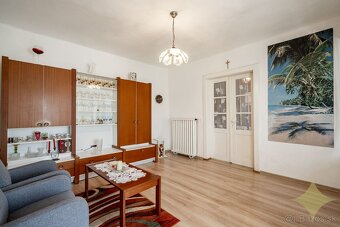 Zaujímavý, čiastočne zrekonštruovaný, rodinný dom v obci Buš - 19