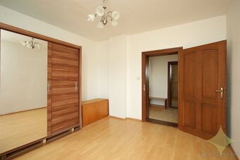 Priestranný rodinný dom s dvomi kúpeľňami  a ovocným sadom v - 19